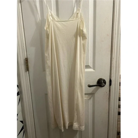 Vintage Vanity Fair Lace Trim Silky Full Slip
Dress Lingerie Size 34 Nylon Ivory - Picture 8 of 8